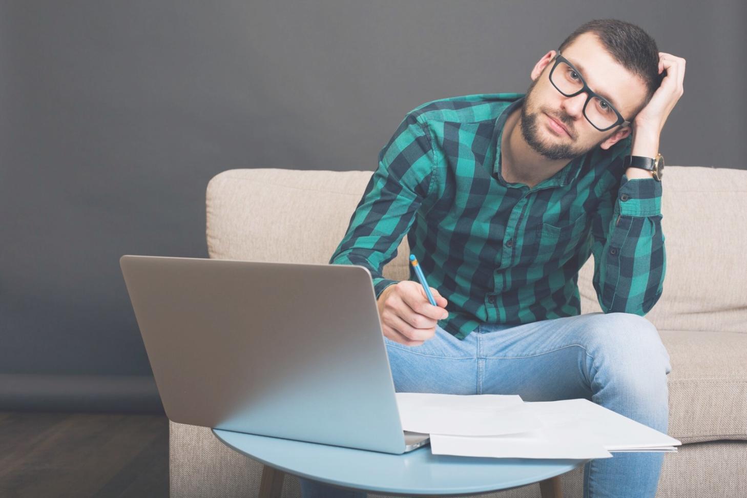 Estudiantes trabajando en estrategias de ahorro y planificación financiera